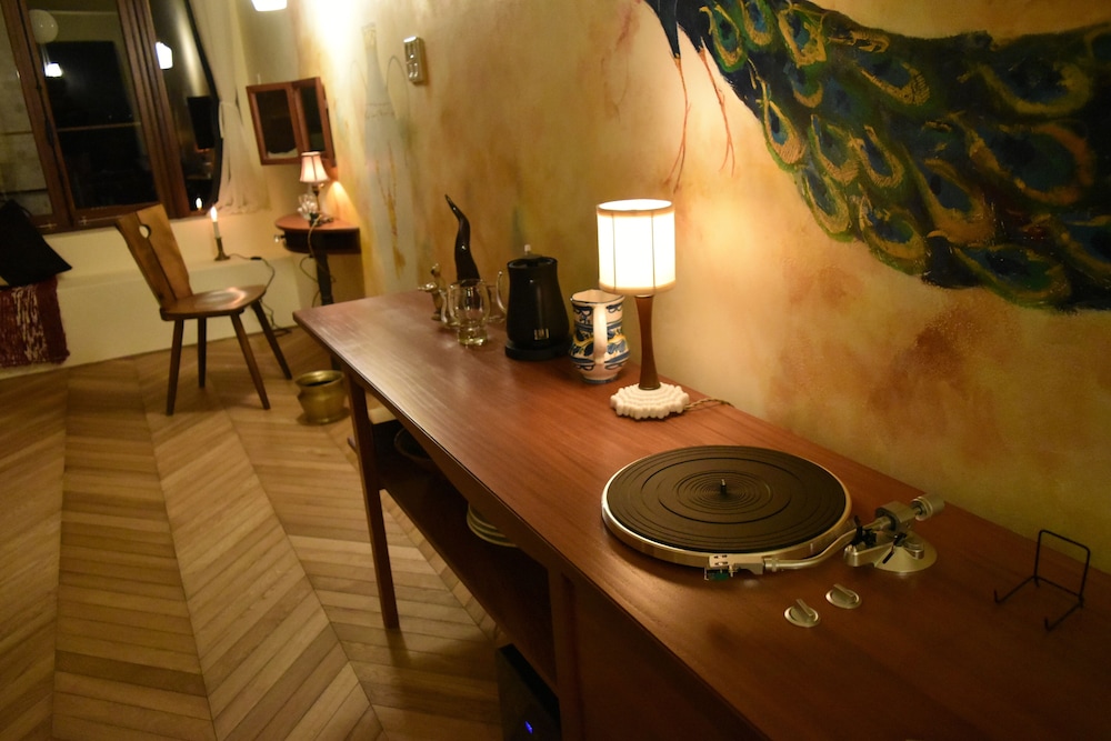 ラグジュアリー ツインルーム リビング エリア2 | ホテル カーサ ヴィーコ