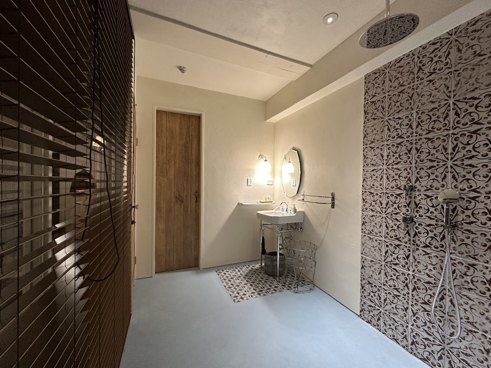 ラグジュアリー ツインルーム バスルーム1 | ホテル カーサ ヴィーコ