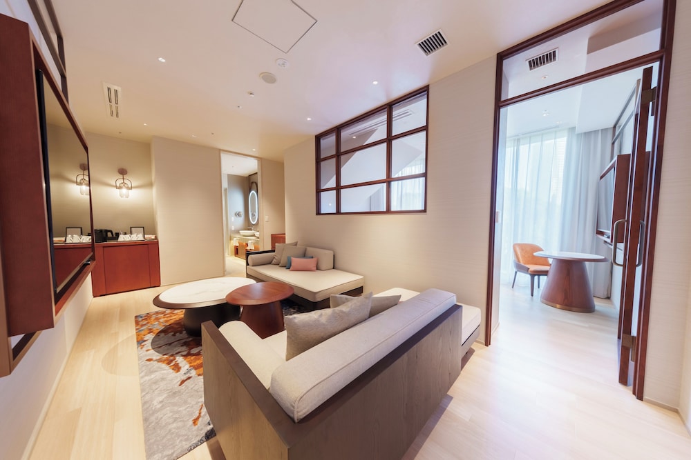 スイートダブル 禁煙 (ラウンジアクセス付き) リビング エリア1 | ホテルスプリングス幕張 Premier