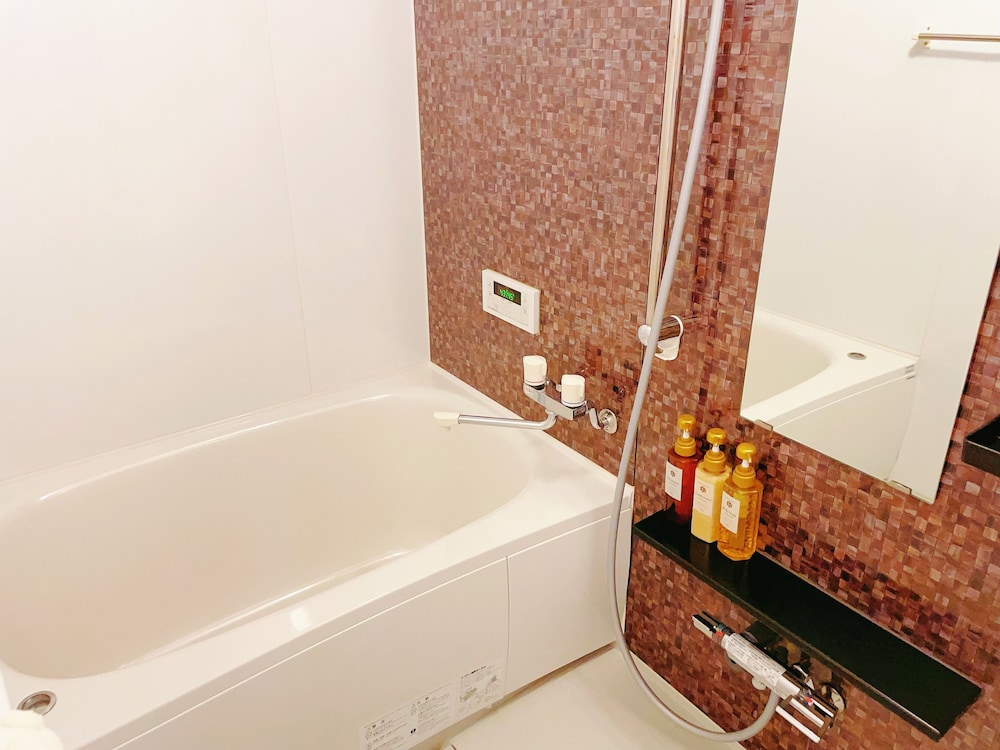 トリプルルーム バスルーム2 | suikakan heianjingumae 酔花間