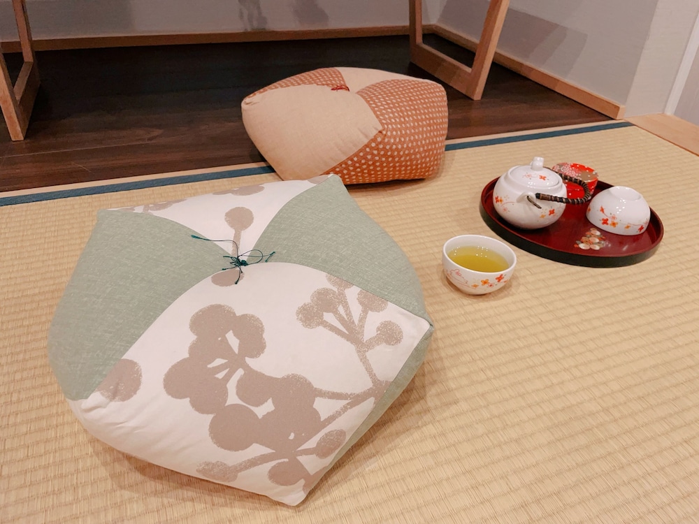 トリプルルーム リビング エリア0 | suikakan heianjingumae 酔花間