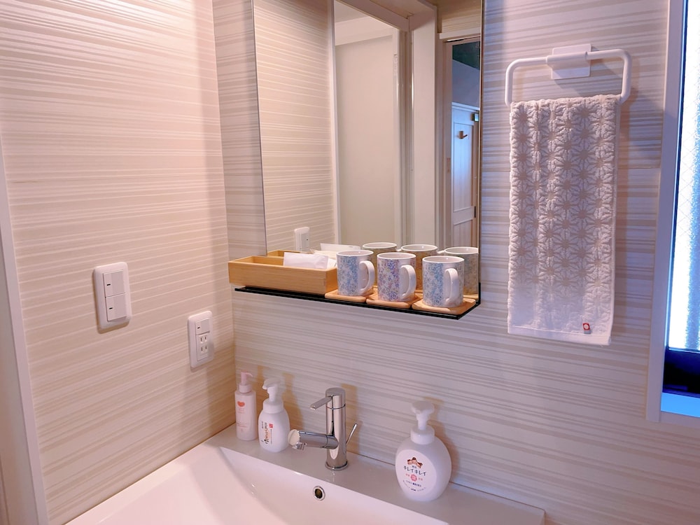 トリプルルーム バスルーム6 | suikakan heianjingumae 酔花間