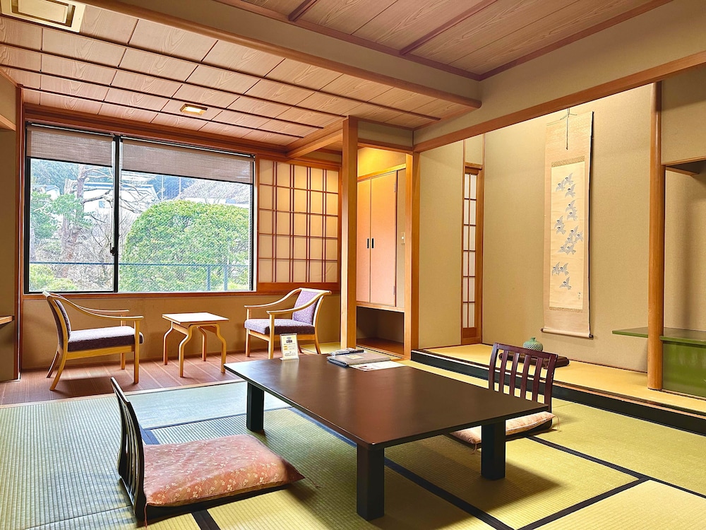 [禁煙] 東館 庭園眺望 和室10畳 バス/トイレ/洗面付 | 龍門亭千葉旅館