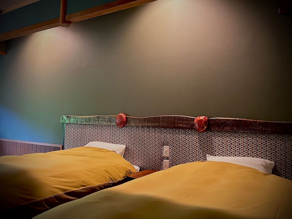 [禁煙] 東館 庭園眺望 モダン和室13畳 バス/トイレ/洗面付 客室5 | 龍門亭千葉旅館