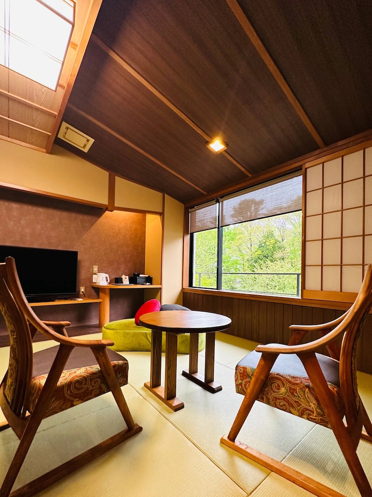 [禁煙] 東館 庭園眺望 モダン和室13畳 バス/トイレ/洗面付 客室7 | 龍門亭千葉旅館