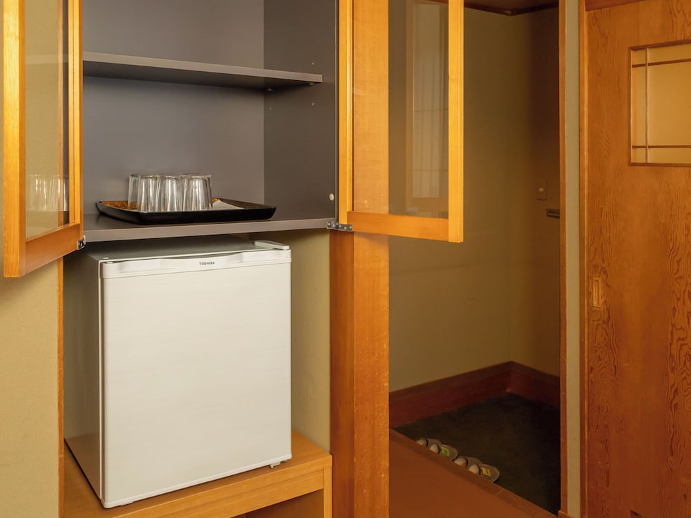 [禁煙] 東館 庭園眺望 和室15畳 バス/トイレ/洗面付 客室の設備とサービス2 | 龍門亭千葉旅館