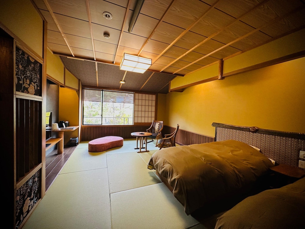 [禁煙] 東館 庭園眺望 モダン和室13畳 バス/トイレ/洗面付 | 龍門亭千葉旅館