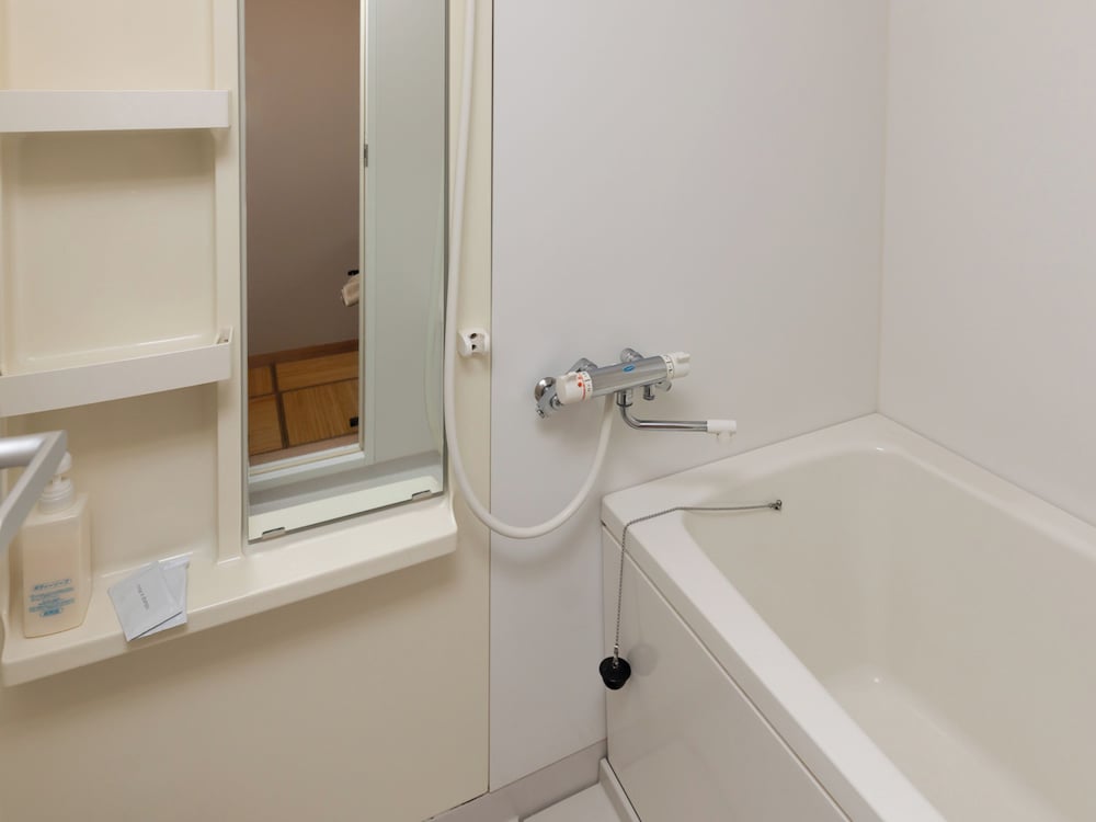 [禁煙] 東館 庭園眺望 和室10畳 バス/トイレ/洗面付 バスルーム0 | 龍門亭千葉旅館