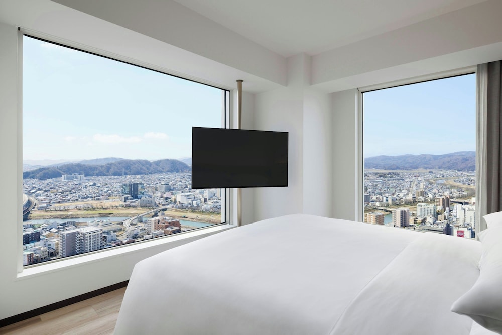 スイート キングベッド 1 台 禁煙 シティビュー (1 Bedroom) | コートヤード・バイ・マリオット福井