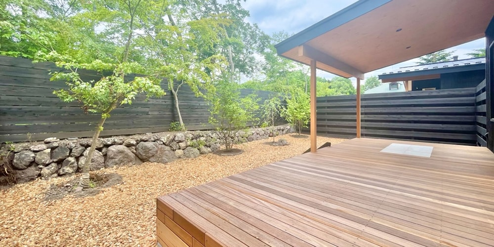 サウナ棟 テラス / パティオ3 | 軽井沢ハウスヴィラ