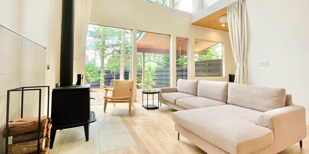 檜風呂棟 リビング エリア2 | 軽井沢ハウスヴィラ