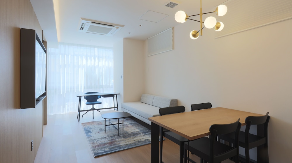 スーペリア スイート シティビュー リビング エリア1 | HOTEL Tomiya with M's