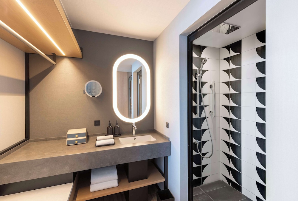 プレミアムルーム（ツインベッド） バスルーム1 | キャノピー by ヒルトン大阪梅田