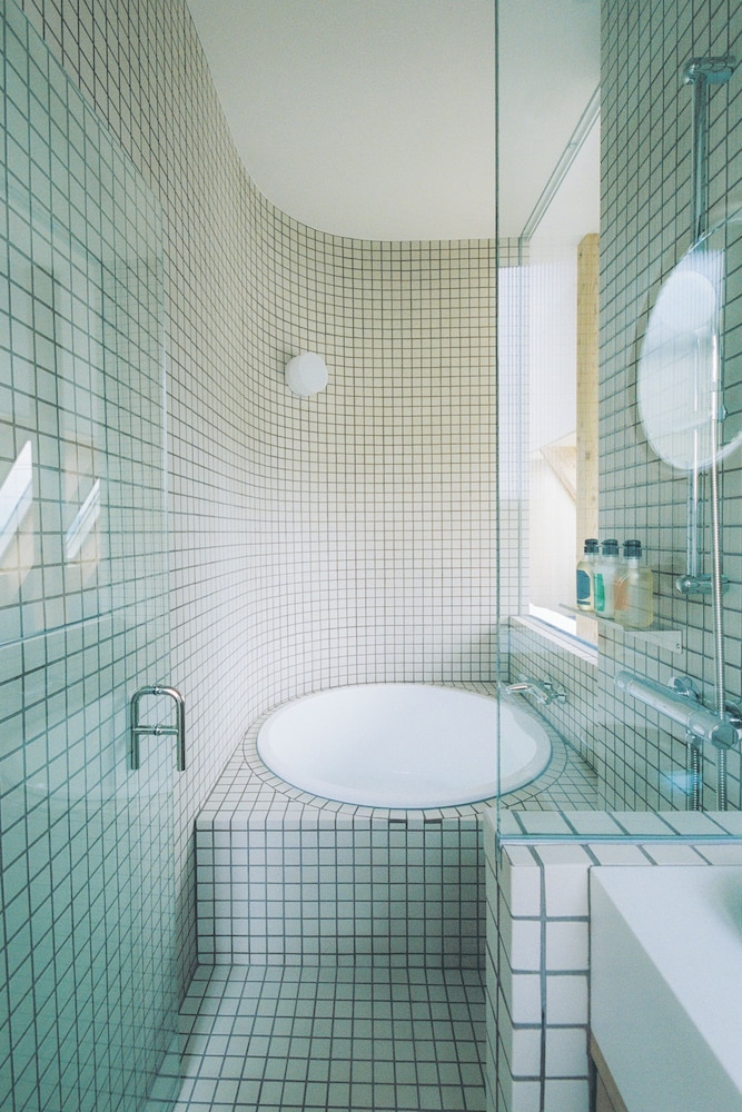 スタジオスイート シングルベッド 3 台 バルコニー シービュー バスルーム0 | SOIL Setoda