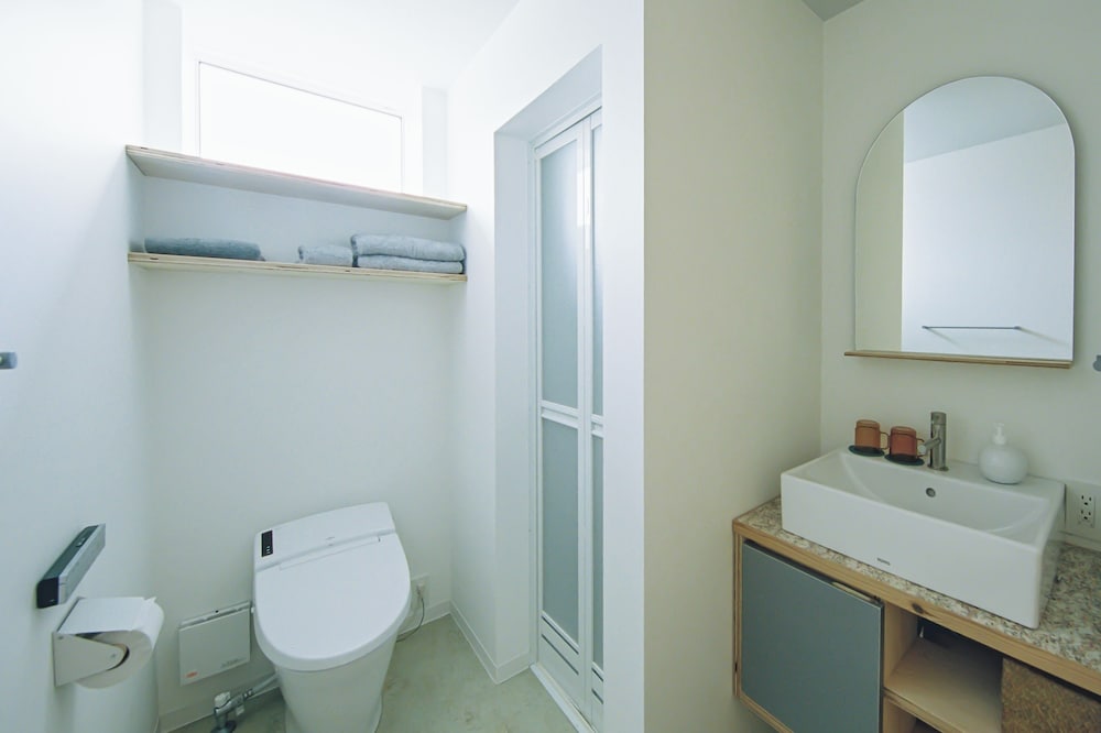 デラックス ダブルルーム ダブルベッド 1 台 テラス シティビュー バスルーム0 | SOIL Setoda