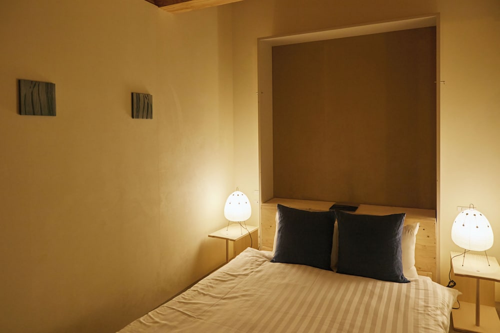 デラックス ダブルルーム ダブルベッド 1 台 共用バスルーム シービュー 客室2 | SOIL Setoda