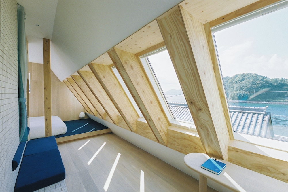 スタジオスイート シングルベッド 3 台 バルコニー シービュー | SOIL Setoda