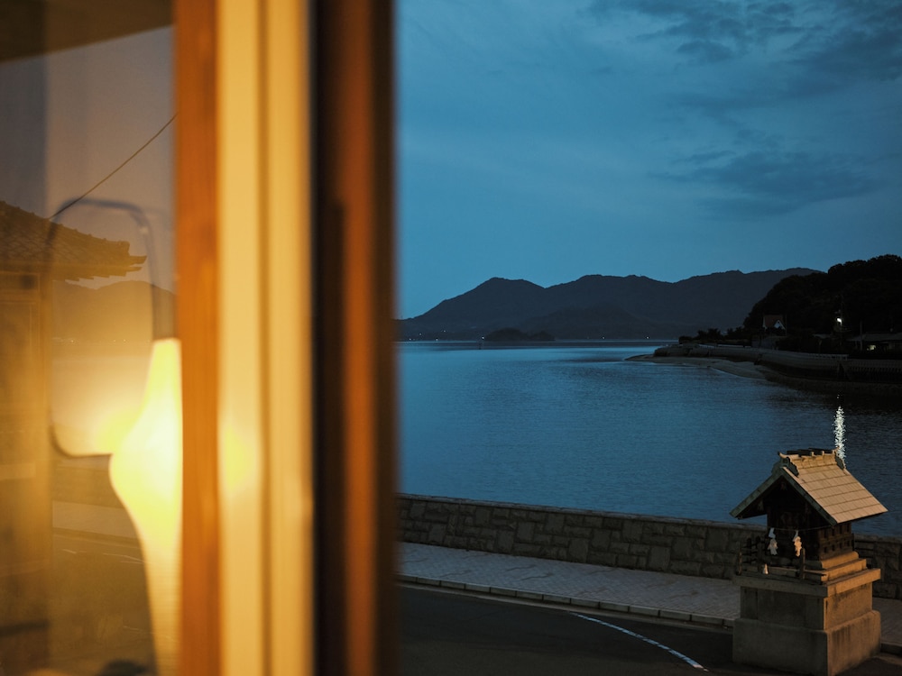 デラックス ダブルルーム ダブルベッド 1 台 共用バスルーム シービュー 部屋からの景観0 | SOIL Setoda