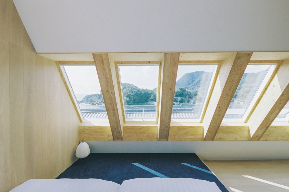 スタジオスイート シングルベッド 3 台 バルコニー シービュー 客室1 | SOIL Setoda