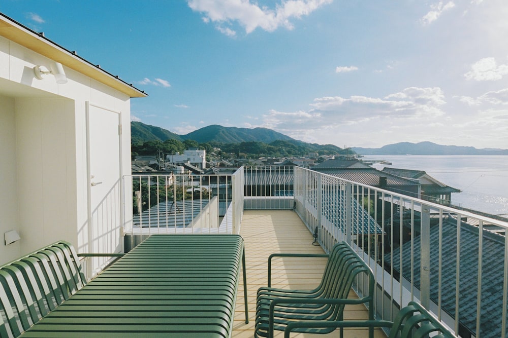 スタジオスイート シングルベッド 3 台 バルコニー シービュー バルコニーからの眺望0 | SOIL Setoda