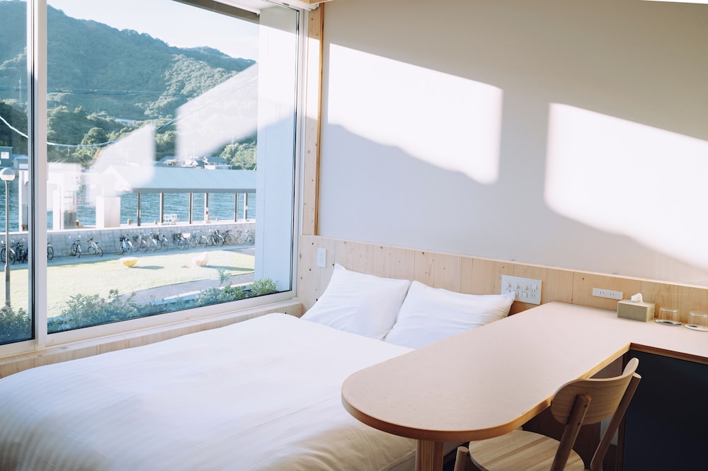 スタジオ ダブルベッド 1 台 ハーバービュー 客室2 | SOIL Setoda