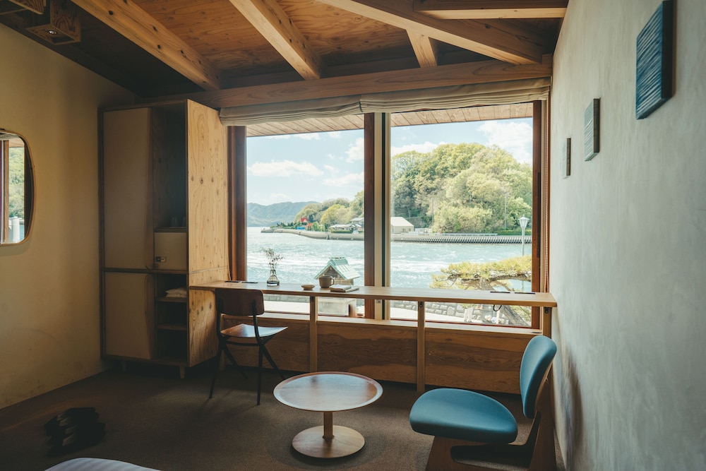 デラックス ダブルルーム ダブルベッド 1 台 共用バスルーム シービュー 客室1 | SOIL Setoda