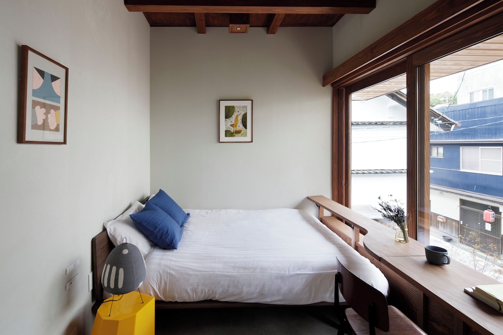 ダブルルーム ダブルベッド 1 台 共用バスルーム | SOIL Setoda