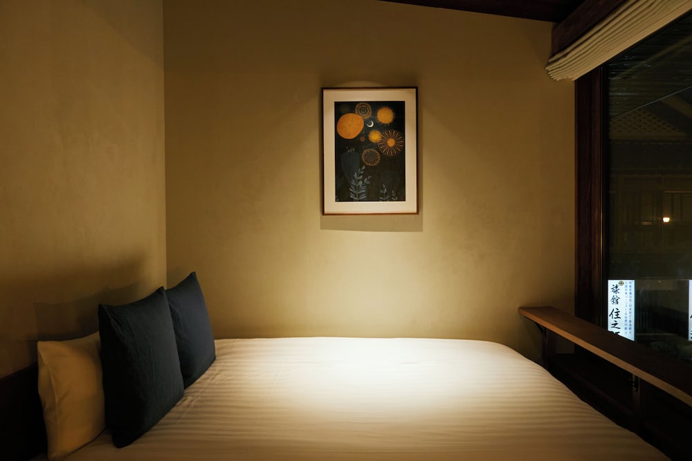 ダブルルーム ダブルベッド 1 台 共用バスルーム シービュー 客室1 | SOIL Setoda