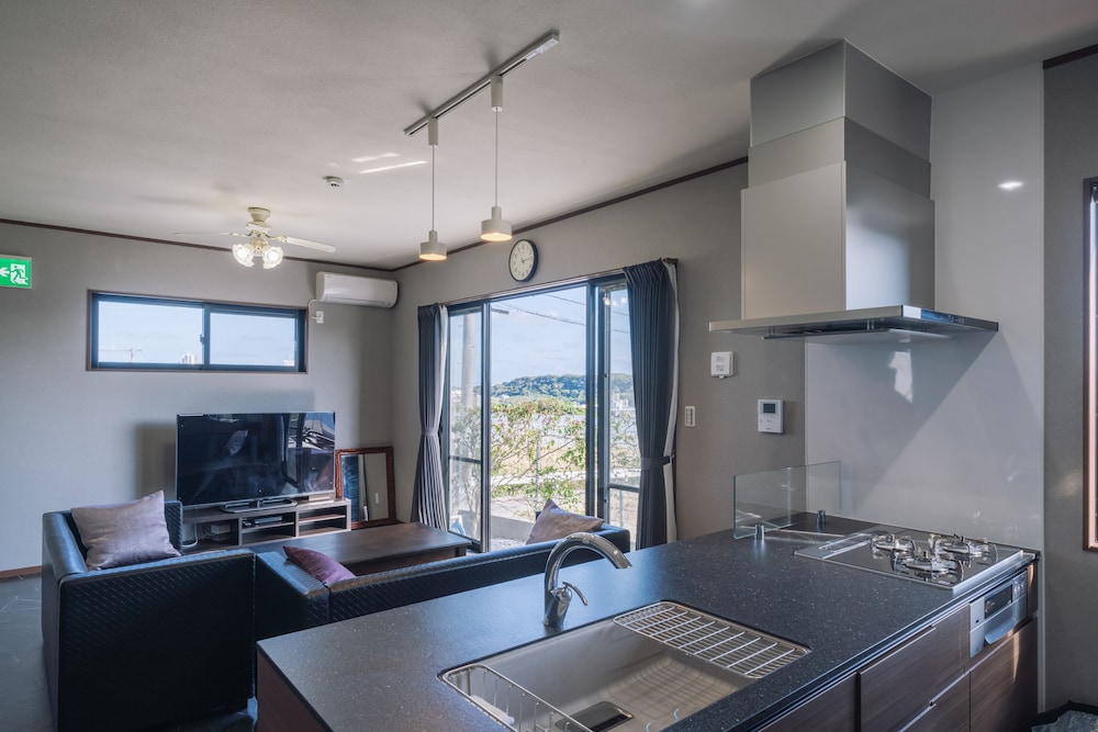 エクスクルーシブ ヴィラ 3 ベッドルーム キッチン ガーデンビュー リビング エリア0 | Private House うーじ家