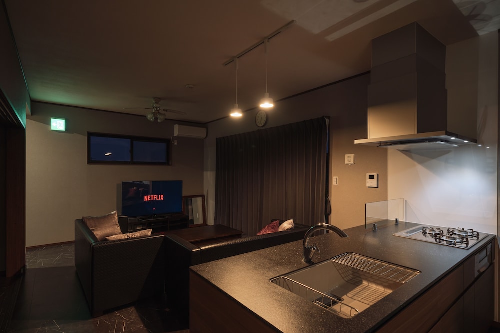 エクスクルーシブ ヴィラ 3 ベッドルーム キッチン ガーデンビュー リビング エリア6 | Private House うーじ家