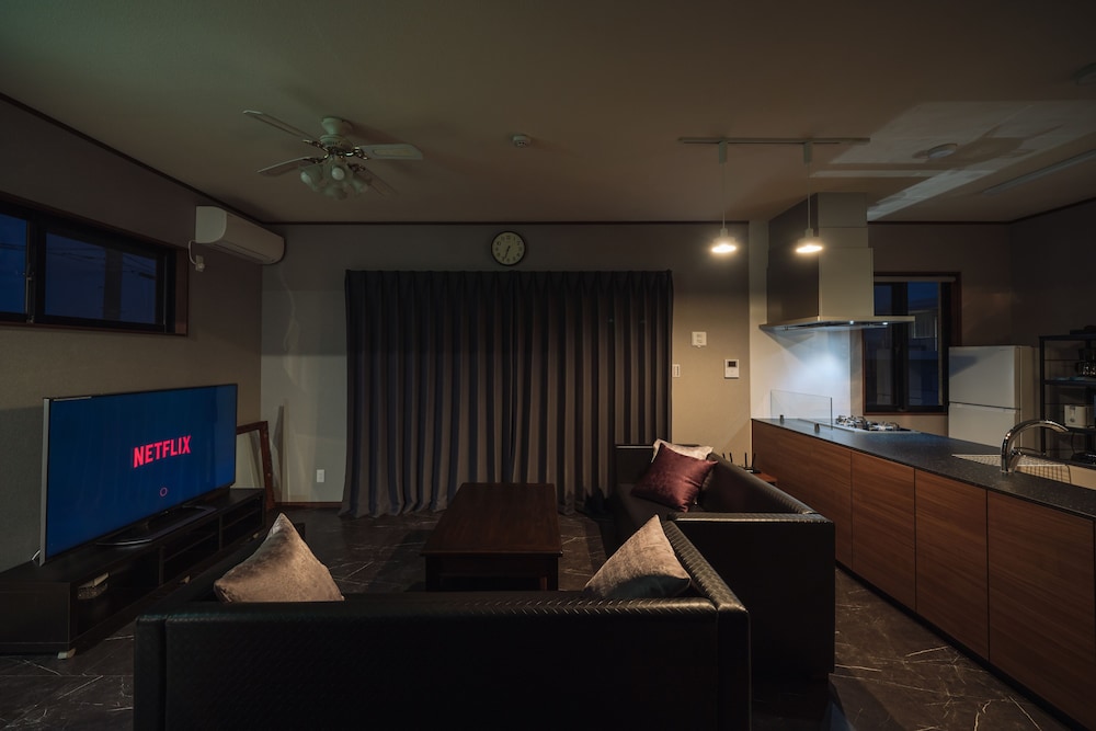 エクスクルーシブ ヴィラ 3 ベッドルーム キッチン ガーデンビュー リビング エリア4 | Private House うーじ家