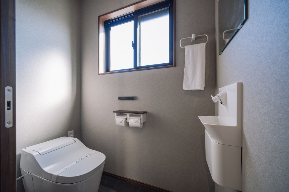 エクスクルーシブ ヴィラ 3 ベッドルーム キッチン ガーデンビュー バスルームの設備1 | Private House うーじ家