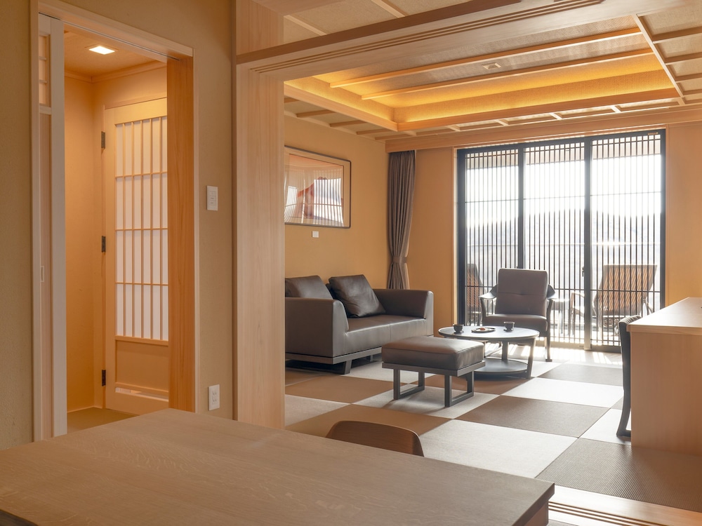 【露天風呂＋テラス付き】スイートルーム『宝富士・赤富士』 | ホテル四季の館 箱根芦ノ湖