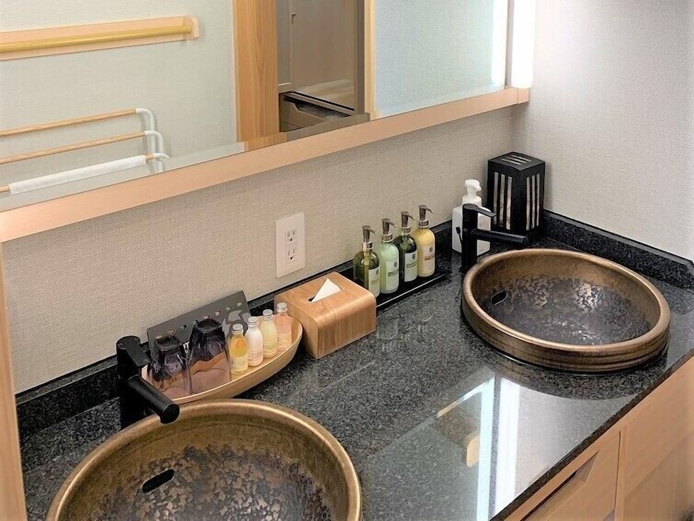 【露天風呂＋テラス付き】癒しの洋室ツイン『なごみ』 客室の設備とサービス1 | ホテル四季の館 箱根芦ノ湖