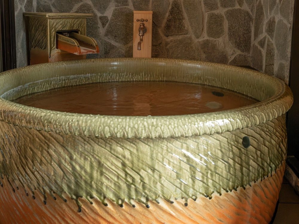 【露天風呂＋テラス付き】スイートルーム『宝富士・赤富士』 専用スパ浴槽0 | ホテル四季の館 箱根芦ノ湖