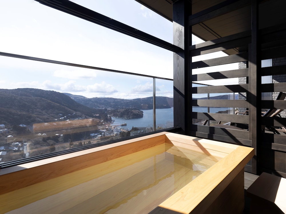 【露天風呂＋テラス付き】スイートルーム『宝富士・赤富士』 専用スパ浴槽1 | ホテル四季の館 箱根芦ノ湖