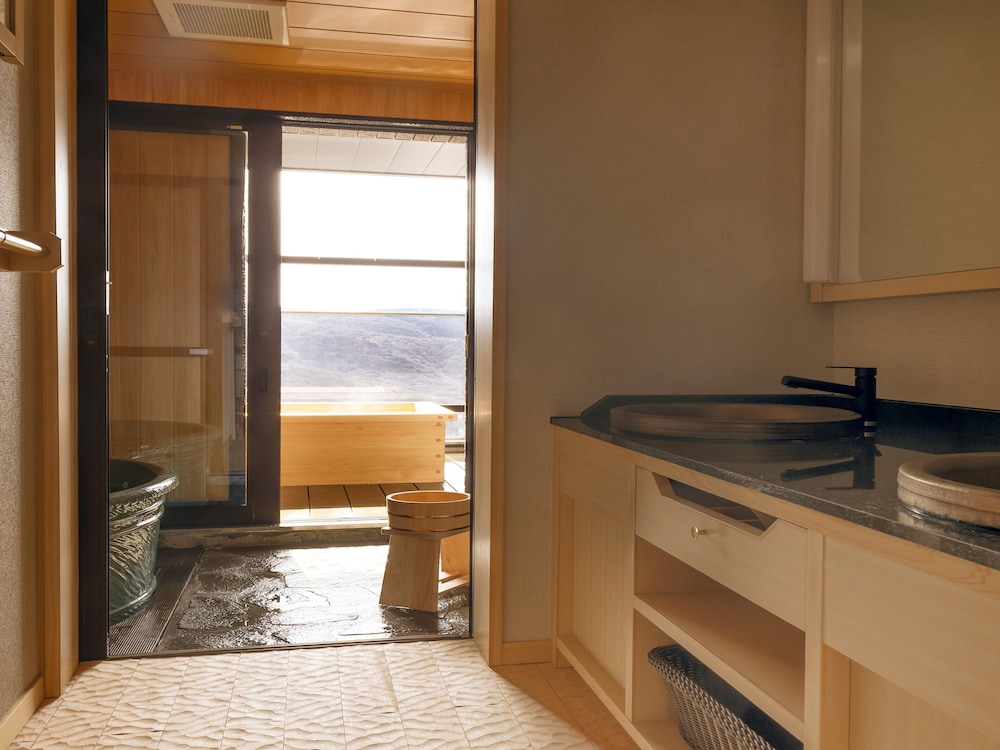 【露天風呂＋テラス付き】スイートルーム『宝富士・赤富士』 客室1 | ホテル四季の館 箱根芦ノ湖