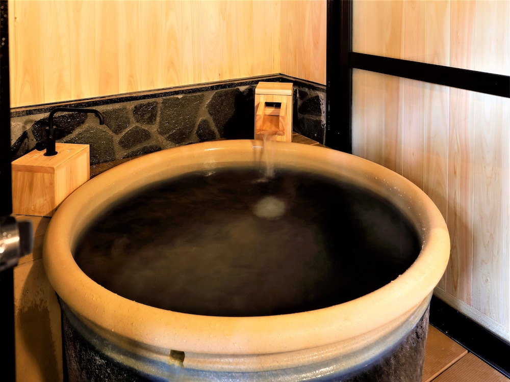 【露天風呂＋内風呂】"四季彩"スイートルーム「菖蒲」 専用スパ浴槽0 | ホテル森の風箱根仙石原