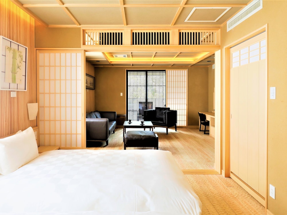 【露天風呂＋内風呂】"四季彩"スイートルーム「菖蒲」 客室4 | ホテル森の風箱根仙石原