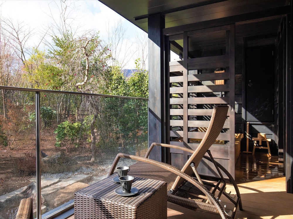 【露天風呂＋内風呂】"四季彩"スイートルーム「菖蒲」 バルコニーからの眺望0 | ホテル森の風箱根仙石原