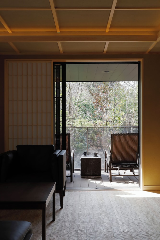 【露天風呂＋内風呂】"四季彩"スイートルーム「菖蒲」 客室2 | ホテル森の風箱根仙石原