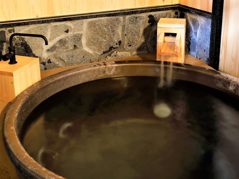 【露天風呂＋内風呂】"四季彩"スイートルーム「薄」 専用スパ浴槽1 | ホテル森の風箱根仙石原