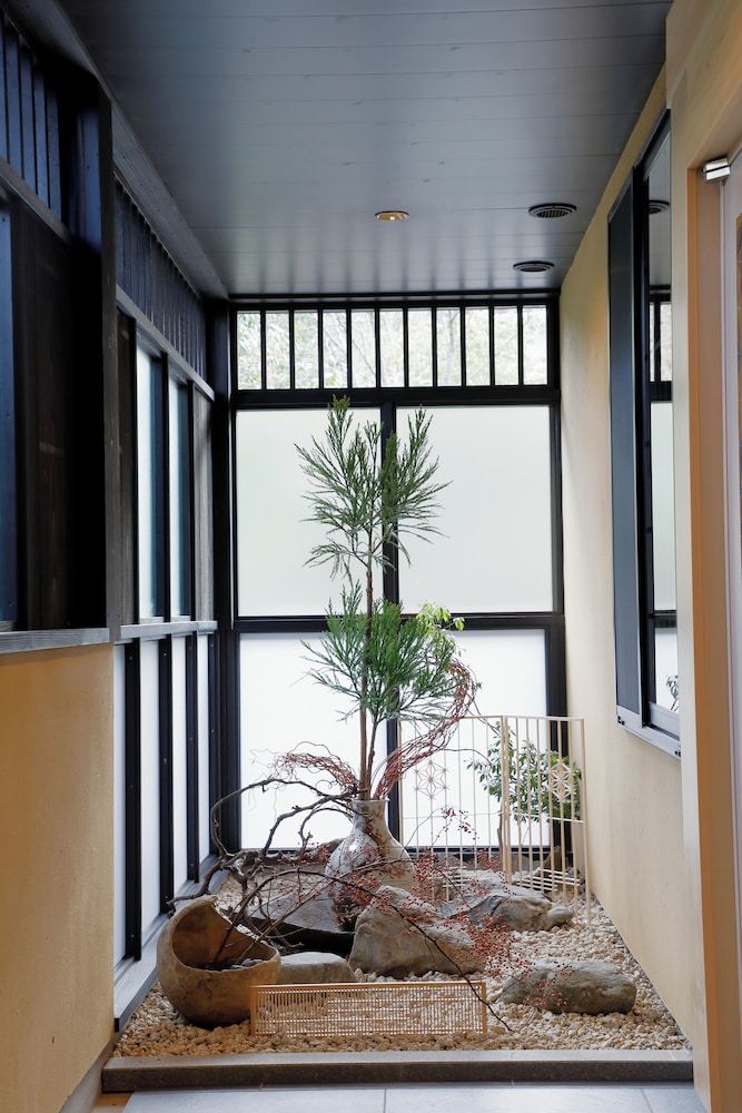 【露天風呂＋内風呂】"四季彩"スイートルーム「菖蒲」 客室1 | ホテル森の風箱根仙石原