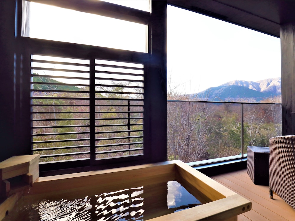 【露天風呂付き客室】"四季彩"なごみ【洋室ツイン】 専用スパ浴槽1 | ホテル森の風箱根仙石原