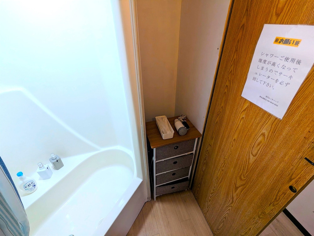 [1日1組限定]富士の麓、自然の中で家族と過ごせる1棟貸し切り型トレーラーハウス (ペット不可) 禁煙 バスルーム1 | BULLs キャンプ