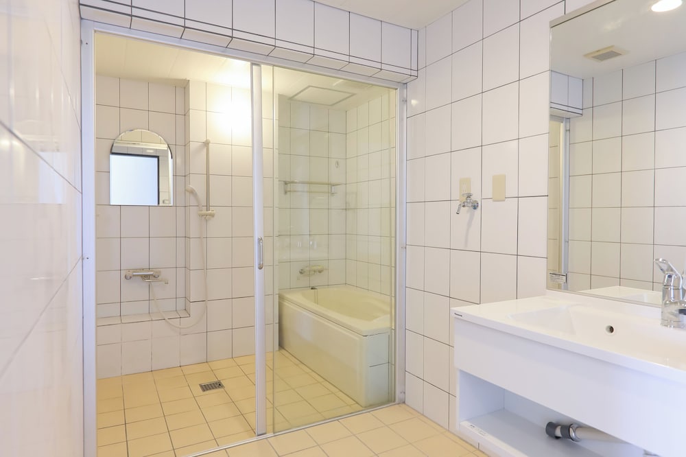 [別館] デラックス 3ベッドルーム/バス付 (禁煙) バスルーム1 | ラソールシーリゾート