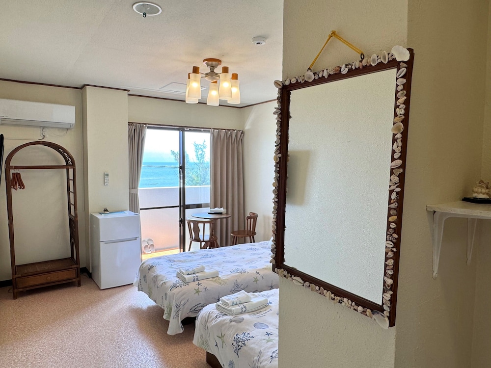 215 シャワー＆トイレ付 客室1 | ビーチサイドペンションみーばる