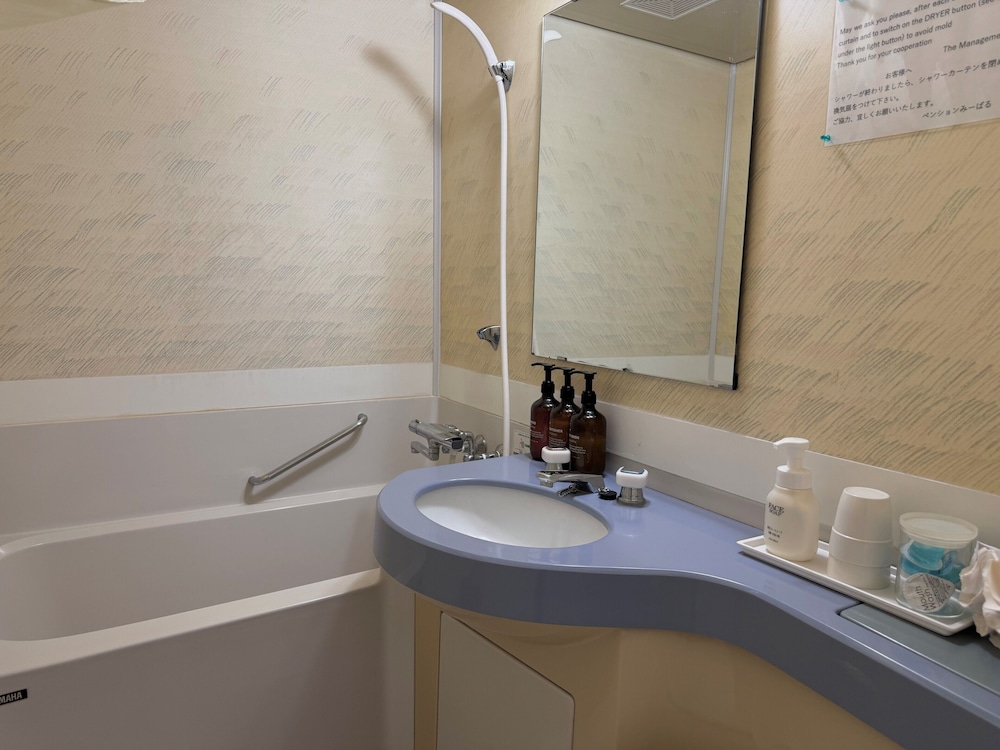 212 和室/布団 シャワー&トイレ付 バスルーム0 | ビーチサイドペンションみーばる