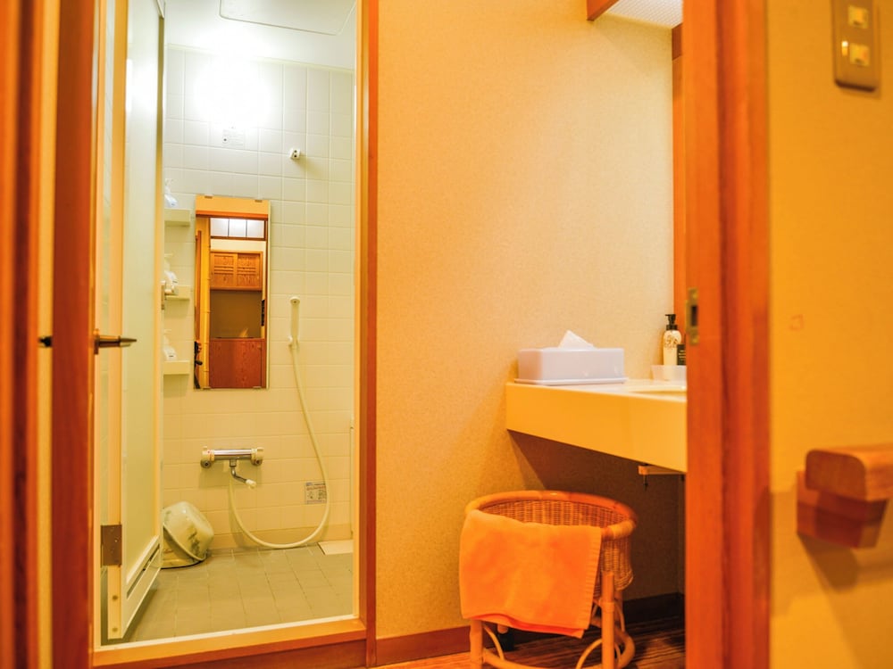 コンフォート 4 人部屋 バスルーム0 | 奥天竜不動温泉 佐和屋