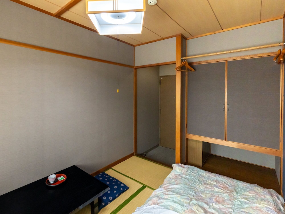 [禁煙] 和室8帖 ツイン (バス/トイレ共用) 客室1 | Tabist お宿ちとせ